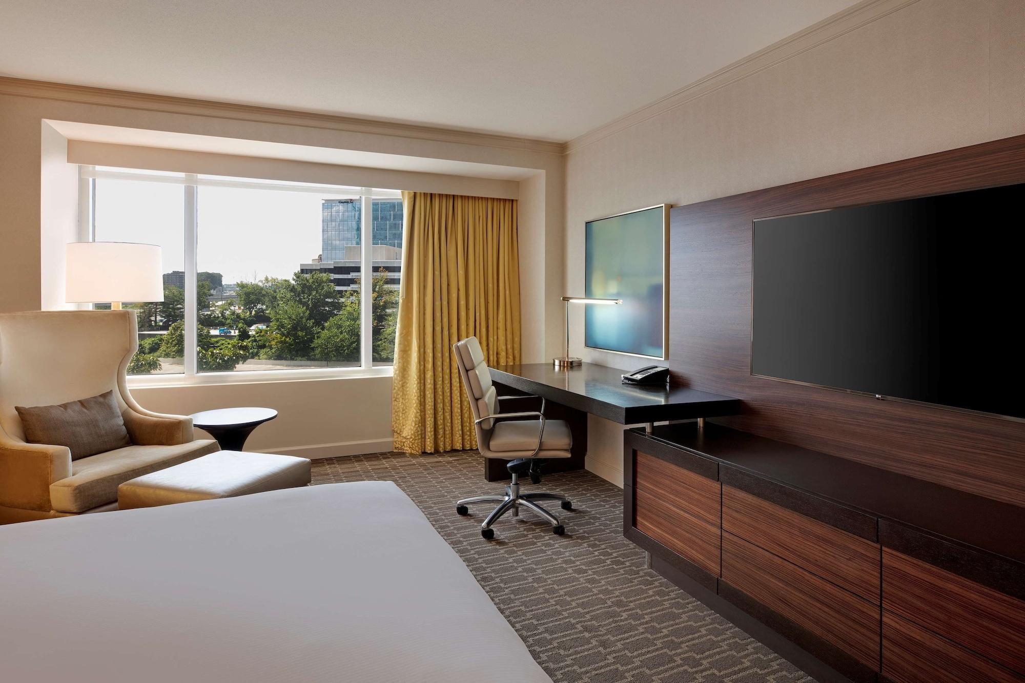 Отель Hilton Mclean Тайсонс Экстерьер фото